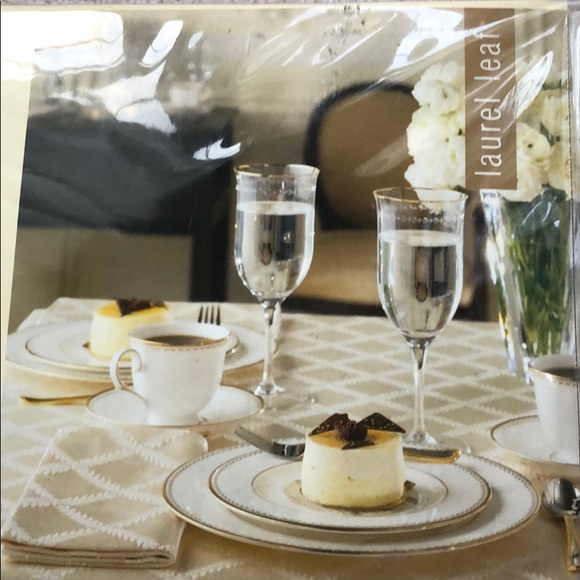 Lenox Laurel Leaf Oval Tablecloth 70”x104” Holiday - Picture 5 of 5